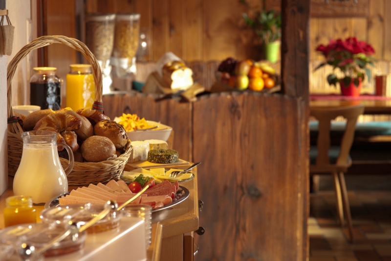 boulangerie-LA ROQUE ESCLAPON-min_breakfast_buffet_food_restaurant_meal_hotel_plate_fresh-718745